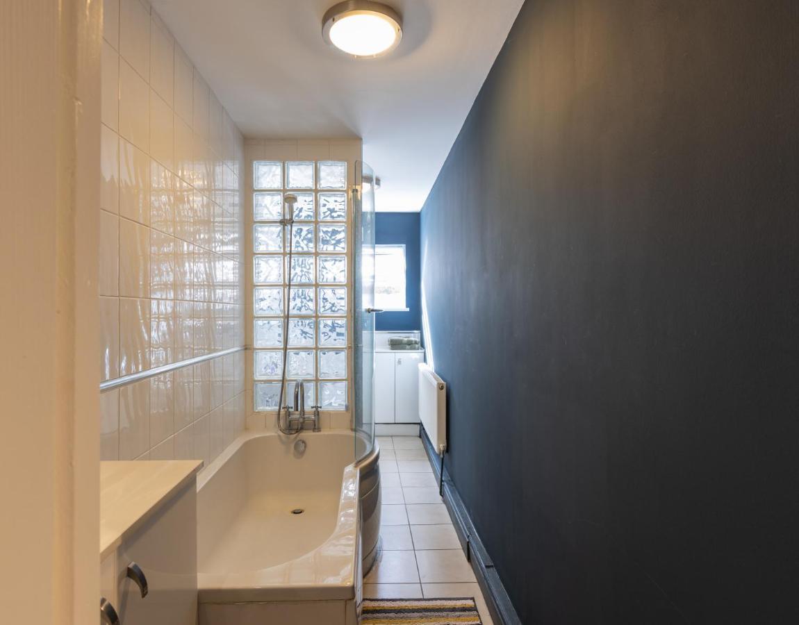 Boutique Family Apartment In Celebrity Village. Barnt Green Екстериор снимка